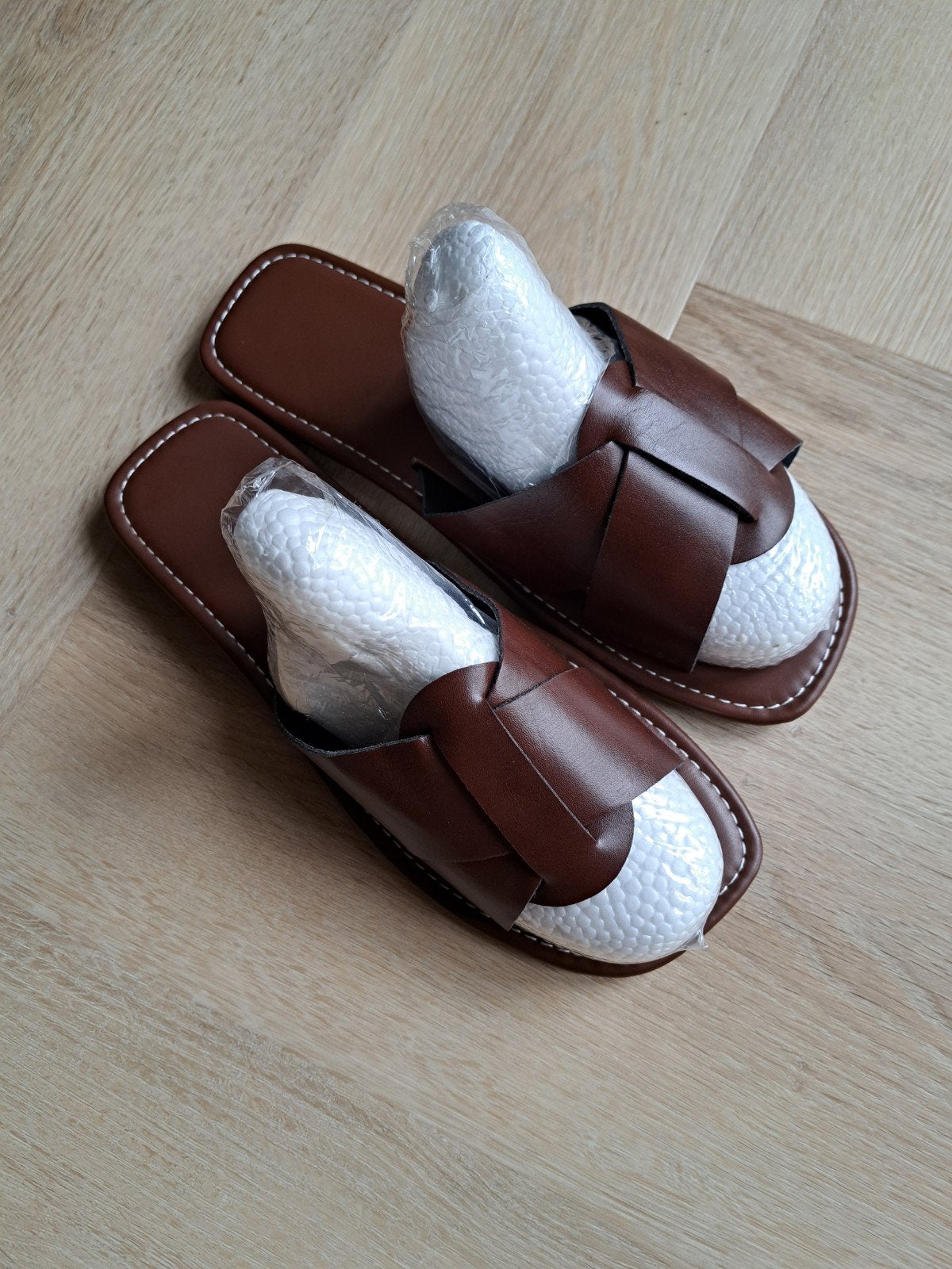 DAMES SLIPPERS NIEUW MAAT 39 KLEUR BRUIN, Kleding | Dames, Ophalen of Verzenden, Nieuw, Bruin