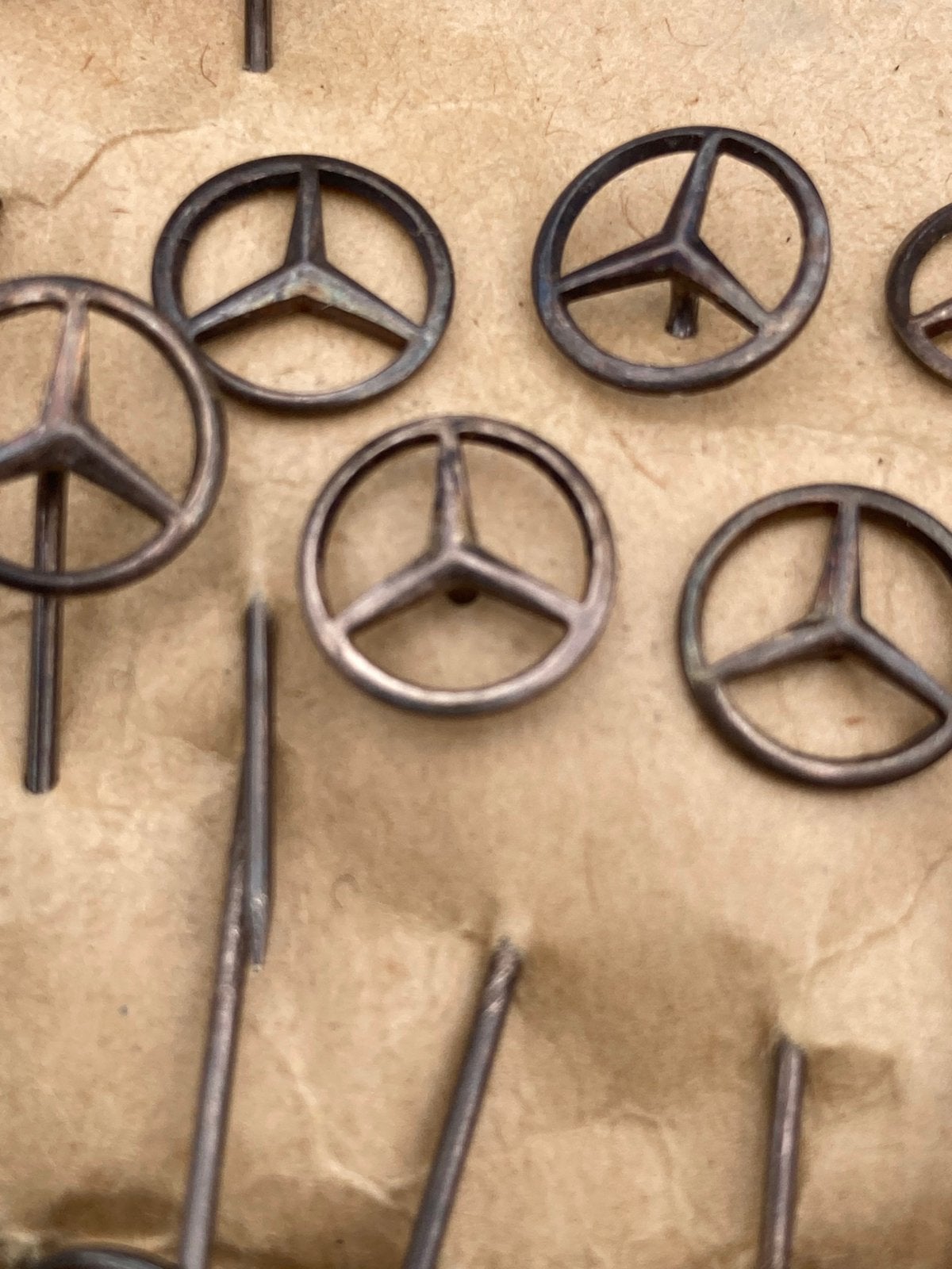 27 originele verzilverde Mercedes speldjes, Ophalen of Verzenden, Gebruikt, Overige onderwerpen