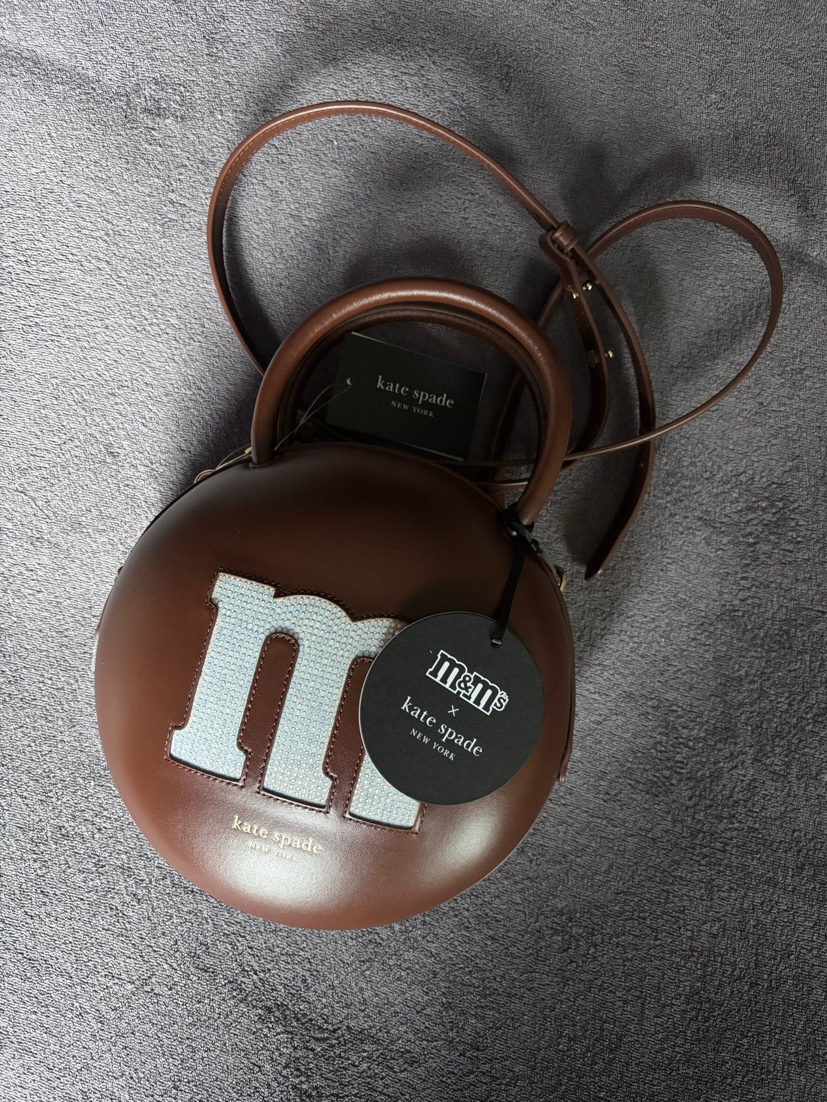Kate Spade x M&M's - Handtas, Sieraden, Tassen en Uiterlijk, Tassen | Damestassen, Ophalen of Verzenden, Nieuw, Bruin, Handtas