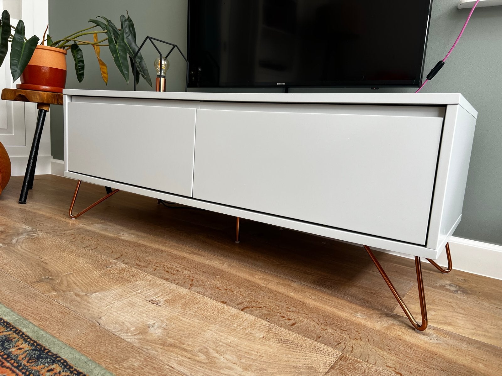 Stijlvol TV-meubel – Grijs met koperen pootjes, Ophalen, Gebruikt, 100 tot 150 cm, Minder dan 100 cm