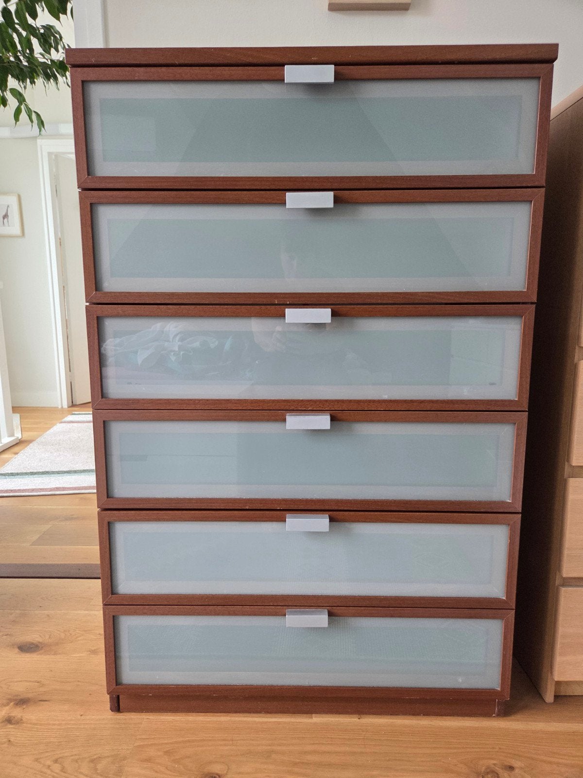 IKEA 6-laden kast, donker eiken met glazen panelen, Huis en Inrichting, Kasten | Ladekasten, Ophalen, Gebruikt, 5 laden of meer