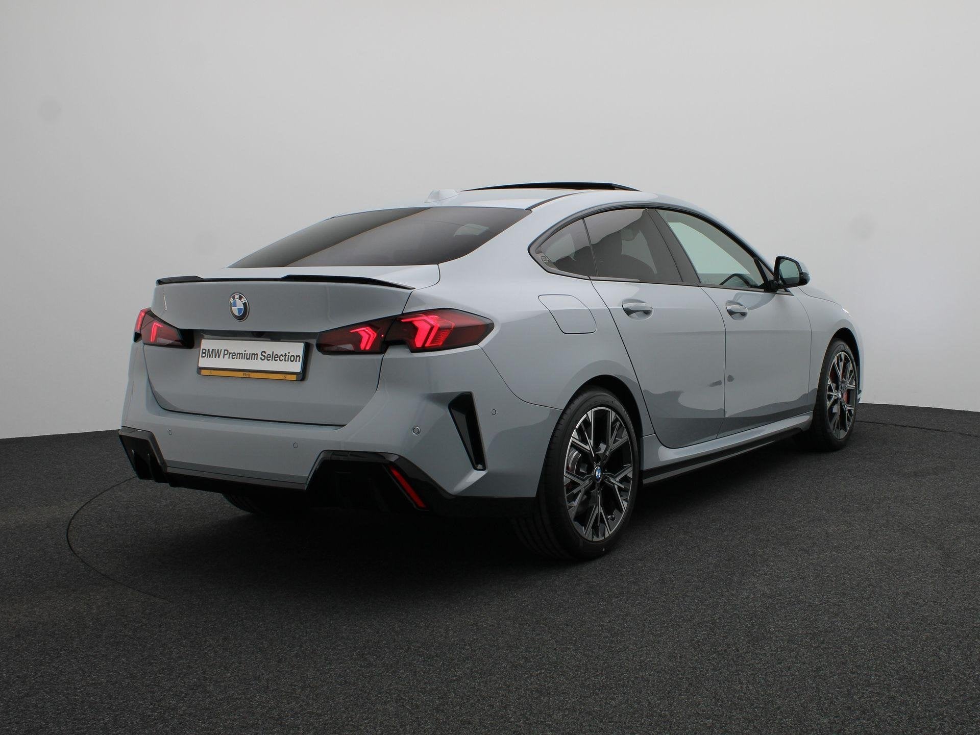 BMW 2 Serie Gran Coupé 220 M Sportpakket Pro | Panoramadak, Met garantie (alle), Origineel Nederlands, Bedrijf, 19 km/l