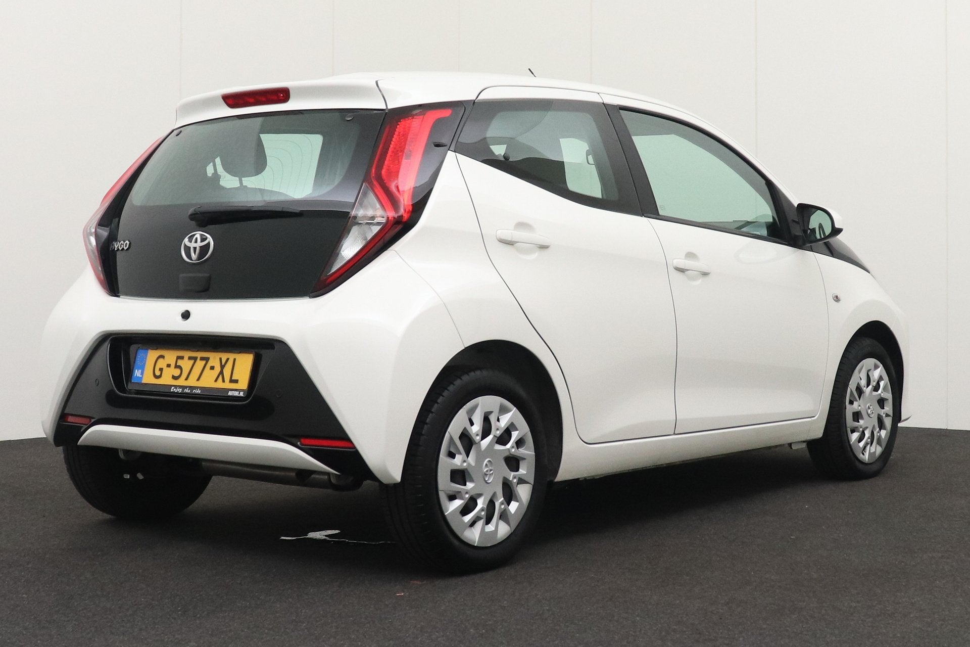 Toyota Aygo 1.0 Aut. VVT-i x-play Carplay Camera Airco, Dealer onderhouden, Stof, Gebruikt, 4 stoelen