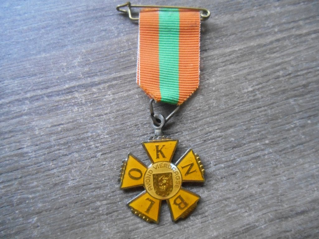 Avondvierdaagse medaille avond vierdaagse KNBLO, Postzegels en Munten, Penningen en Medailles, Ophalen of Verzenden, Overige materialen