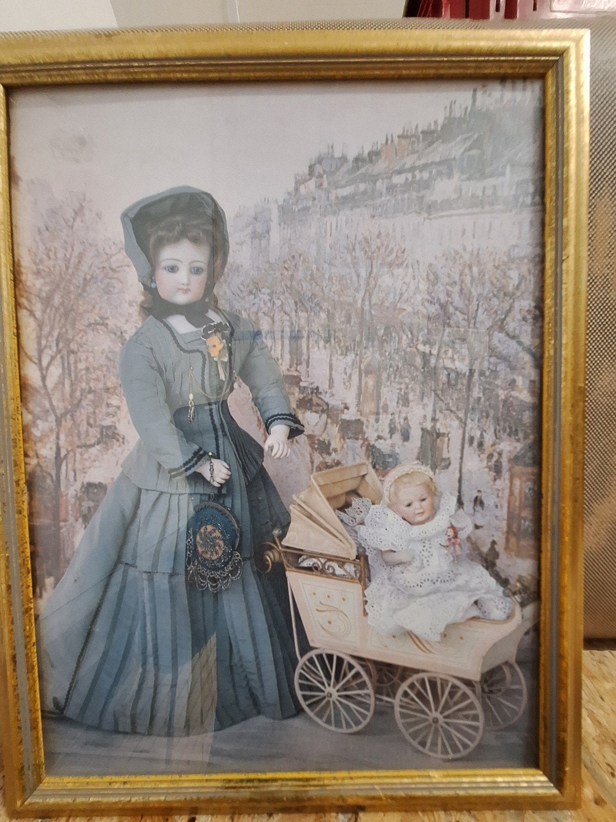 Vintage Print: Dame met pop en kinderwagen, Antiek en Kunst, Ophalen of Verzenden, Print, Print/reproductie, Ingelijst
