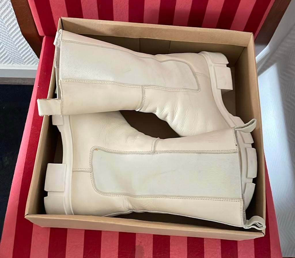 Creme laarzen, Kleding | Dames, Schoenen, Ophalen of Verzenden, Zo goed als nieuw, Beige, Hoge laarzen