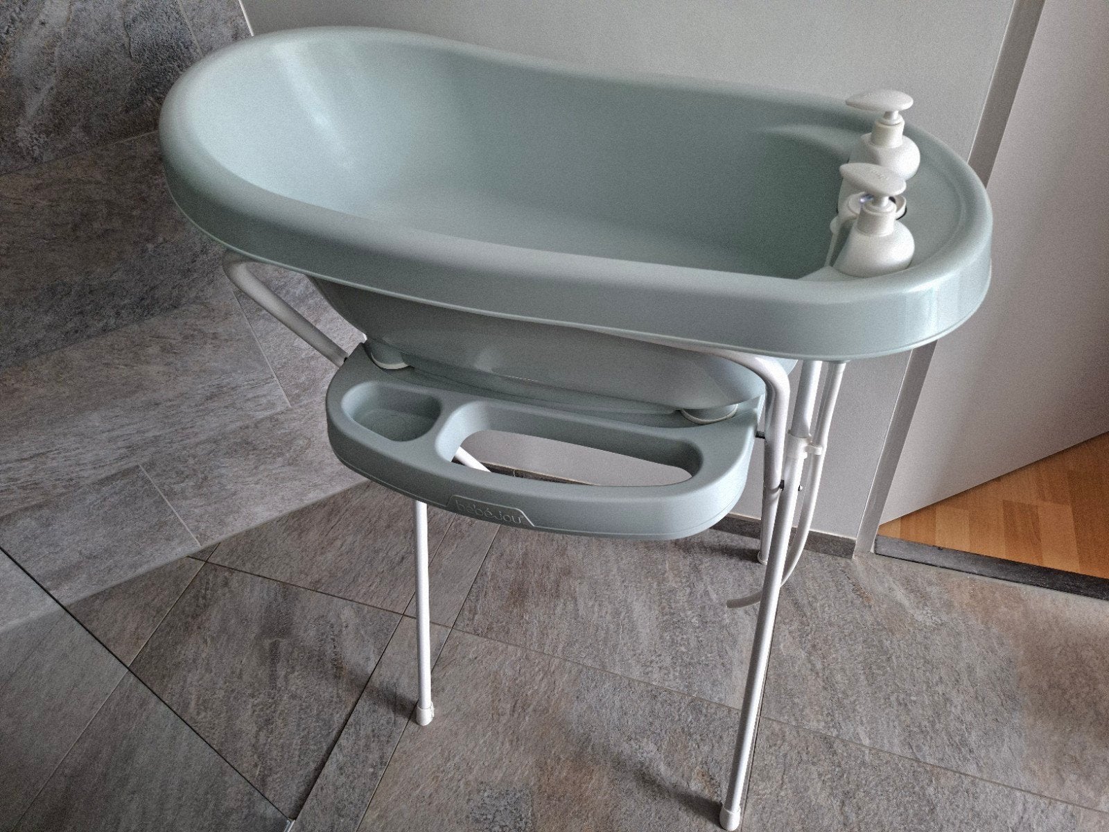 Bébé-jou babybadje standaard thermometer zeeppompjes, Ophalen, Gebruikt, Badje, Bébé-jou
