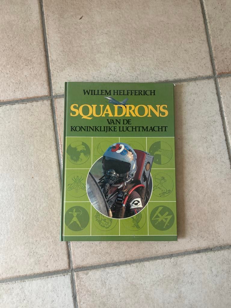 Squadrons Koninklijke Luchtmacht - Willem Helfferich, Ophalen of Verzenden, Gelezen, Overige onderwerpen