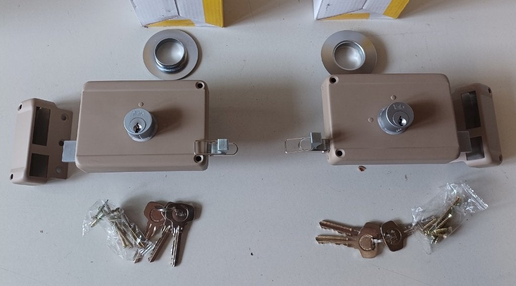 2 Nieuwe Yale Opbouwsloten + 3 Sleutels  22,50 euro per slot, Ophalen of Verzenden, Nieuw, IJzer, Slot