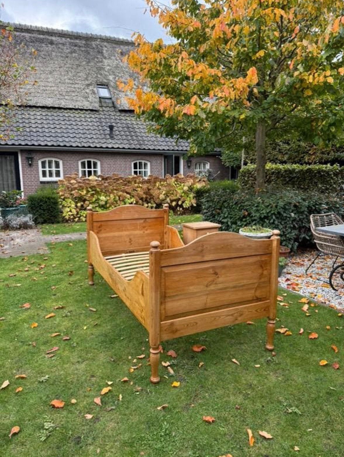 VINTAGE OUD-GRENEN KAJUITBED Verende/verstelbare lattenbodem, Antiek en Kunst, Antiek | Meubels | Bedden, Ophalen