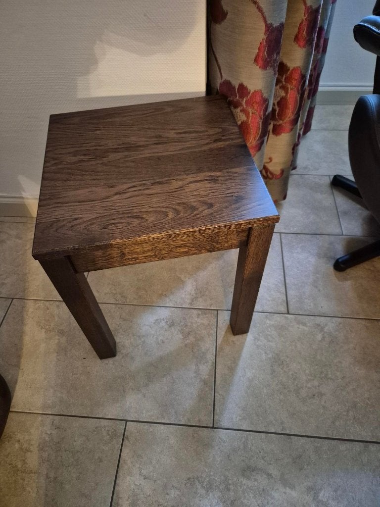 bijzet tafeltje massief donker eiken., Minder dan 55 cm, Vierkant, Zo goed als nieuw, Ophalen