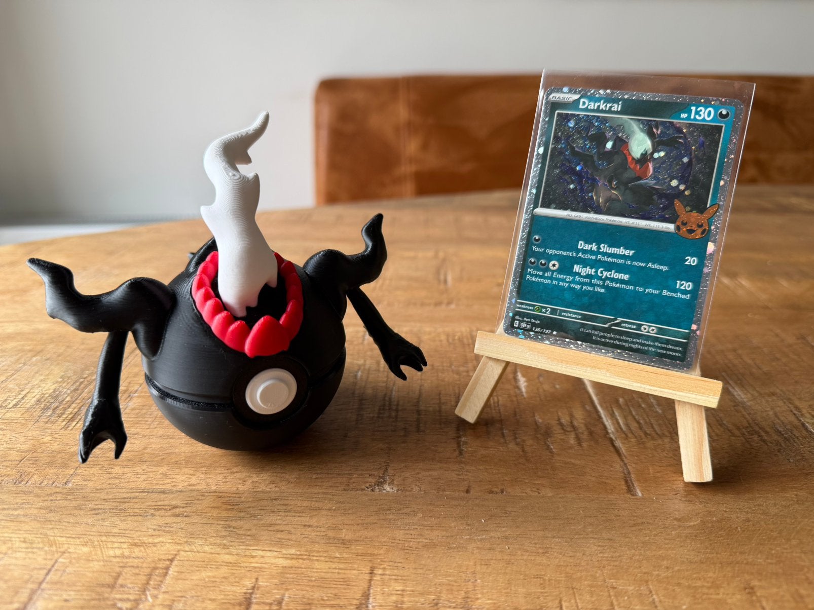 Darkrai pokemon kaart + standaard + pokeball, Ophalen of Verzenden, Zo goed als nieuw, Losse kaart, Foil