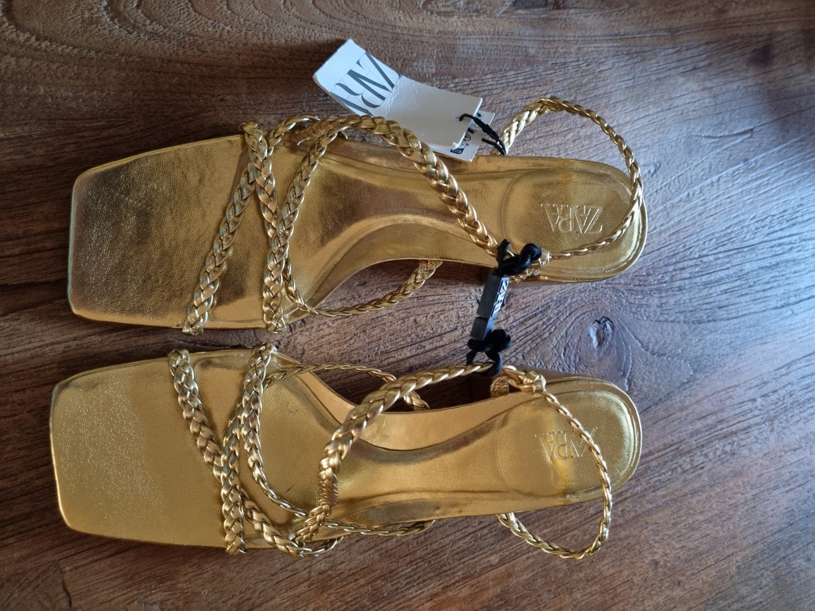 NIEUW!gouden sandalen met hak - Maat 37, Overige kleuren, Zara, Nieuw, Sandalen of Muiltjes