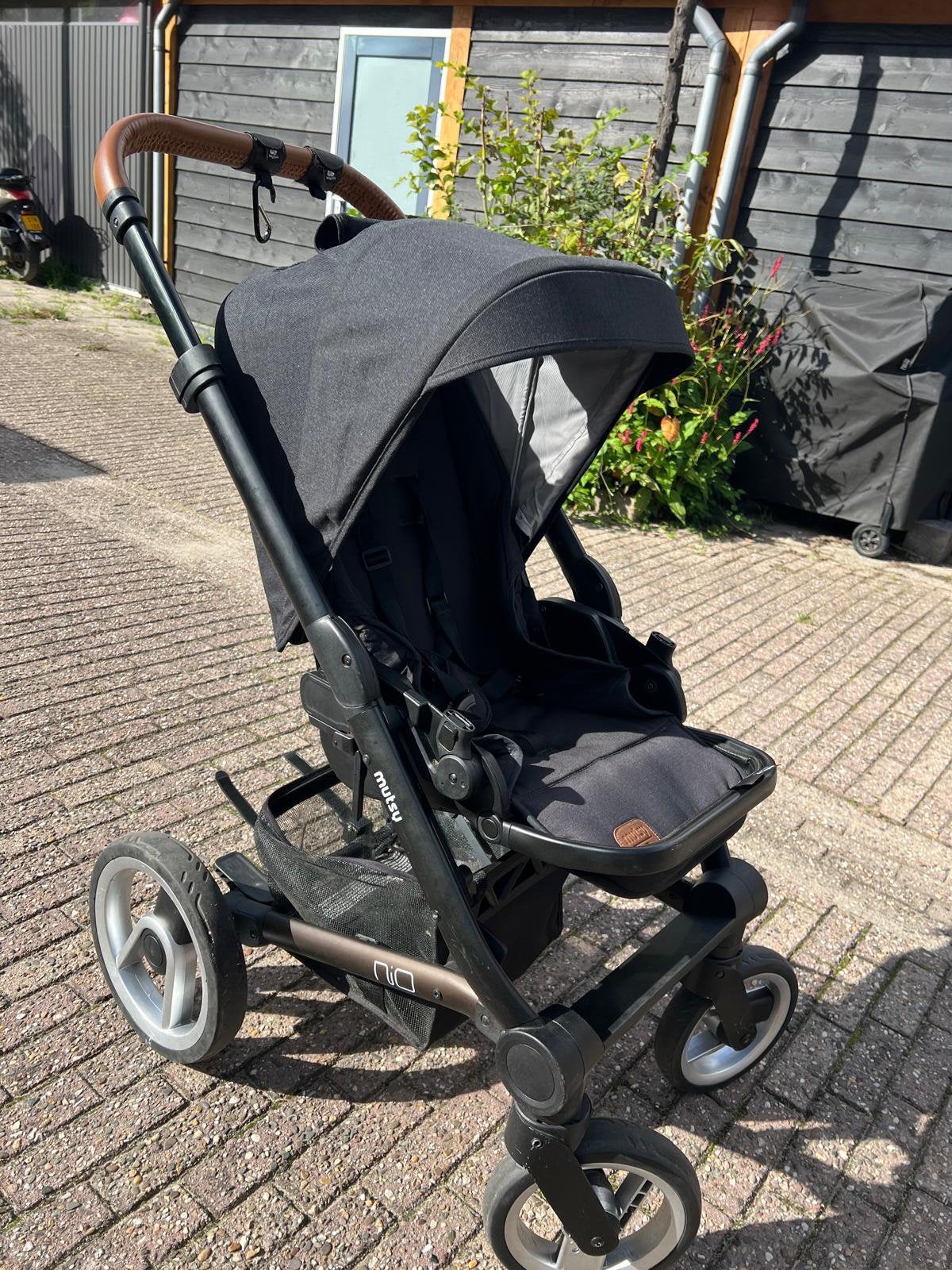 Mutsy Nio; buggy+reiswieg+maxi cosi incl adapters, Ophalen, Zo goed als nieuw