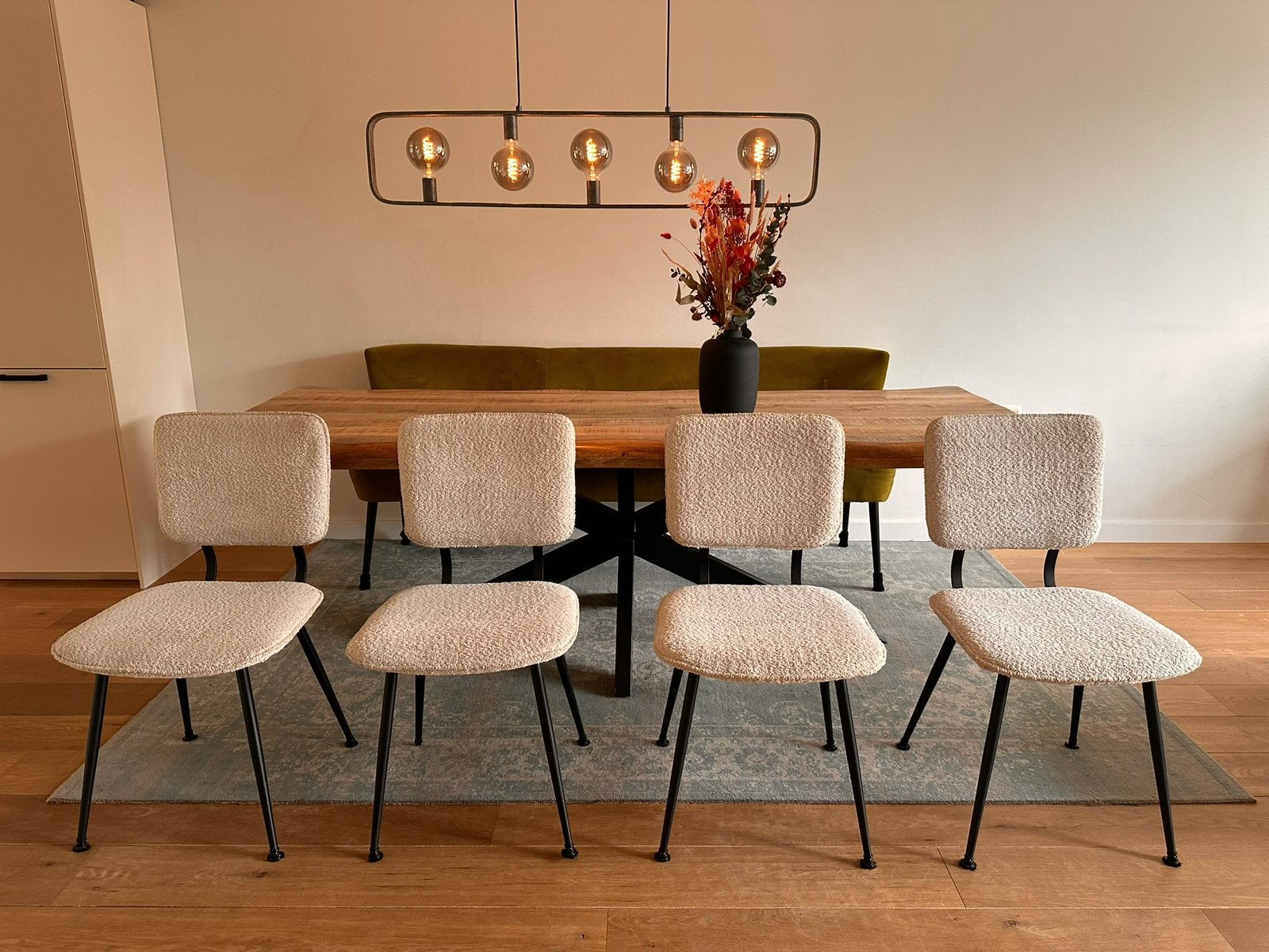 4 boucle eetkamerstoelen wit, Ophalen, Zo goed als nieuw, Wit, Vier