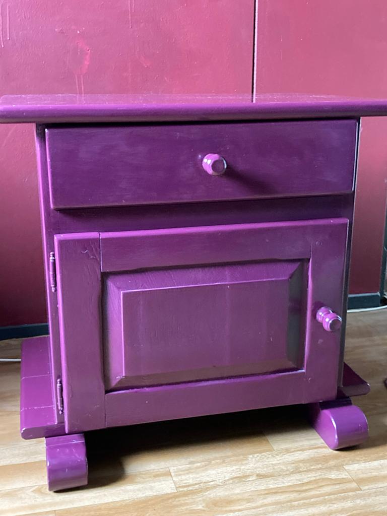 Nachtkastje / Bijzettafel - Paars Hout, Huis en Inrichting, Slaapkamer | Nachtkastjes, Ophalen, Gebruikt, 55 tot 70 cm, 45 tot 65 cm