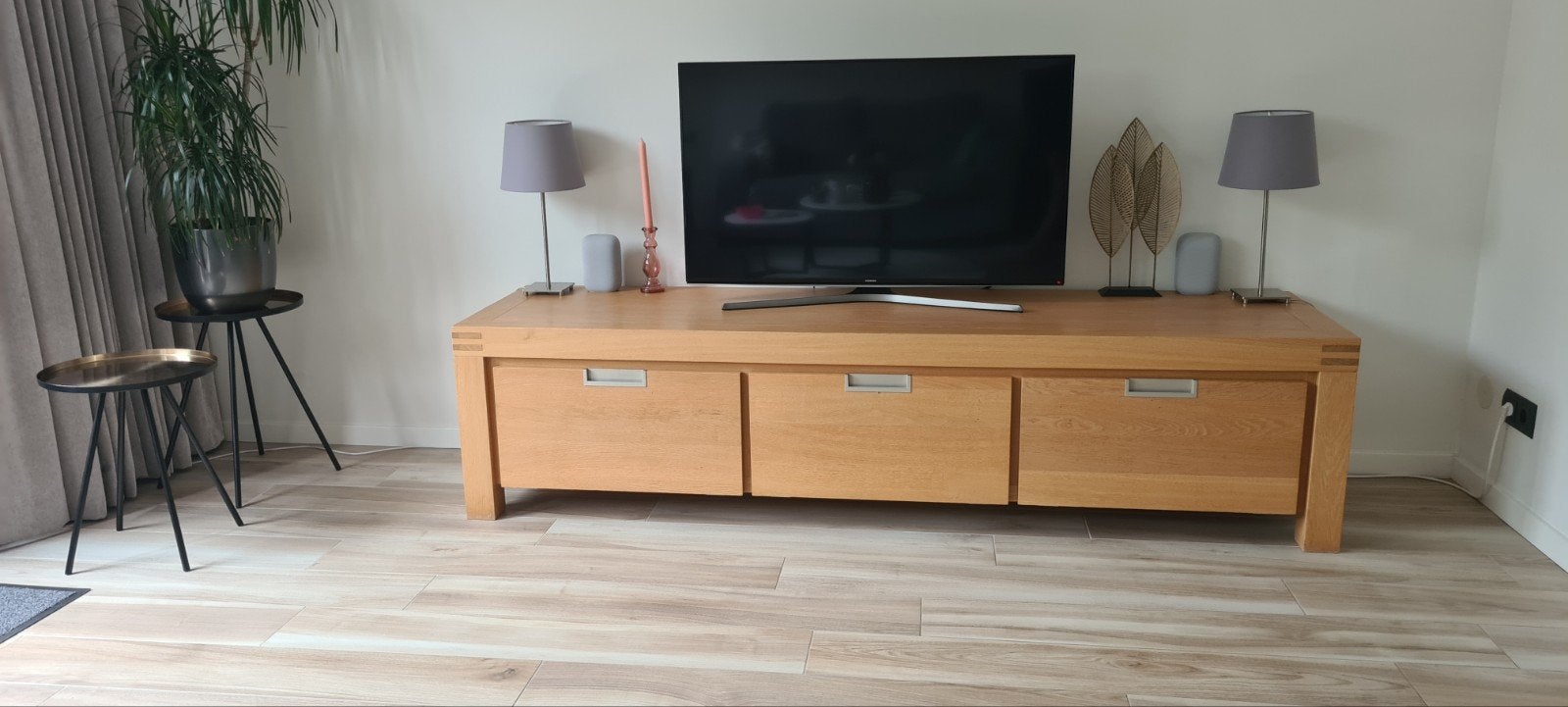 Massief eiken tv-meubel met 3 kleppen., Ophalen, Eikenhout, Zo goed als nieuw, 200 cm of meer