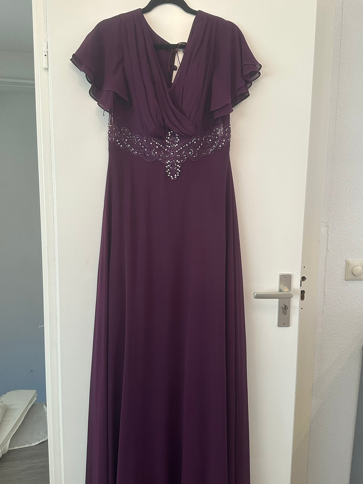 Elegante paarse avondjurk met details, Maat 38/40 (M), Paars, Ophalen of Verzenden, Zo goed als nieuw