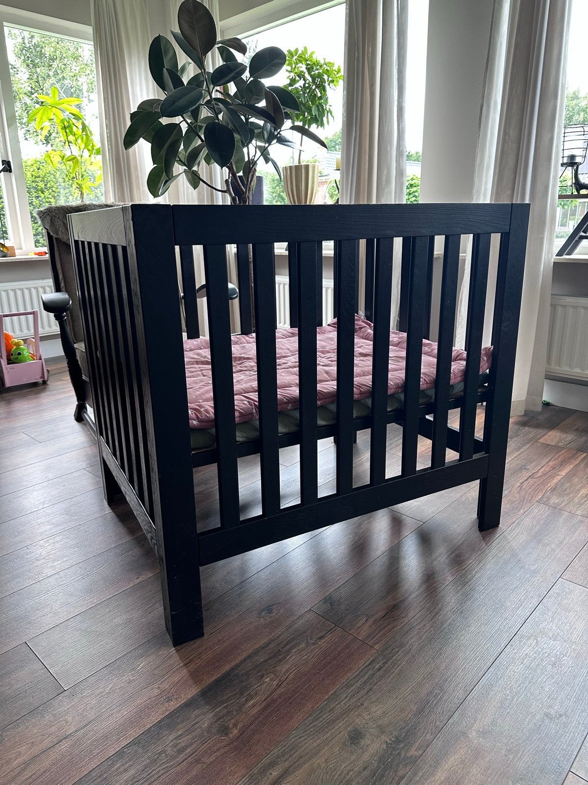 Zwarte houten box met matras en boxkleden, 85 tot 100 cm, Gebruikt, Minder dan 140 cm, Ophalen
