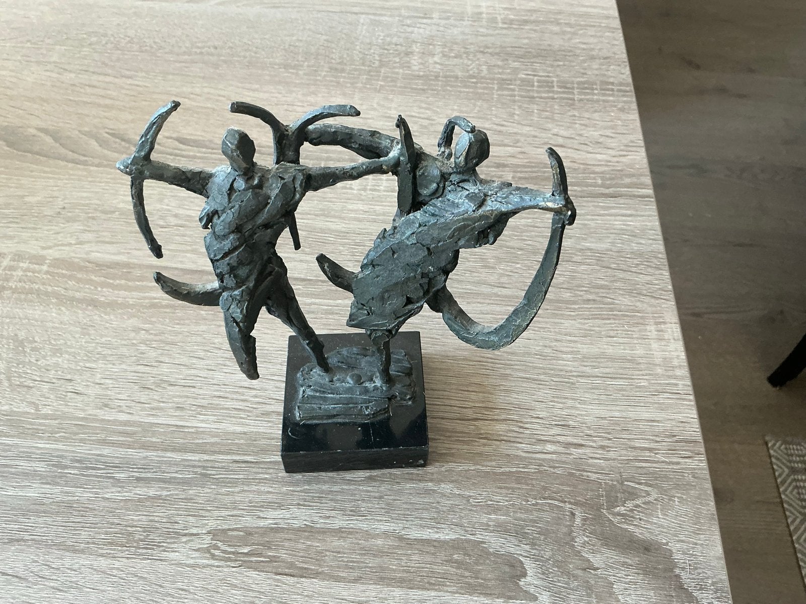 Bronzen beeldje 'Boogschutters' van Bernadette Leijdekkers, Groep mensen, Minder dan 20 cm, Ophalen of Verzenden, Brons