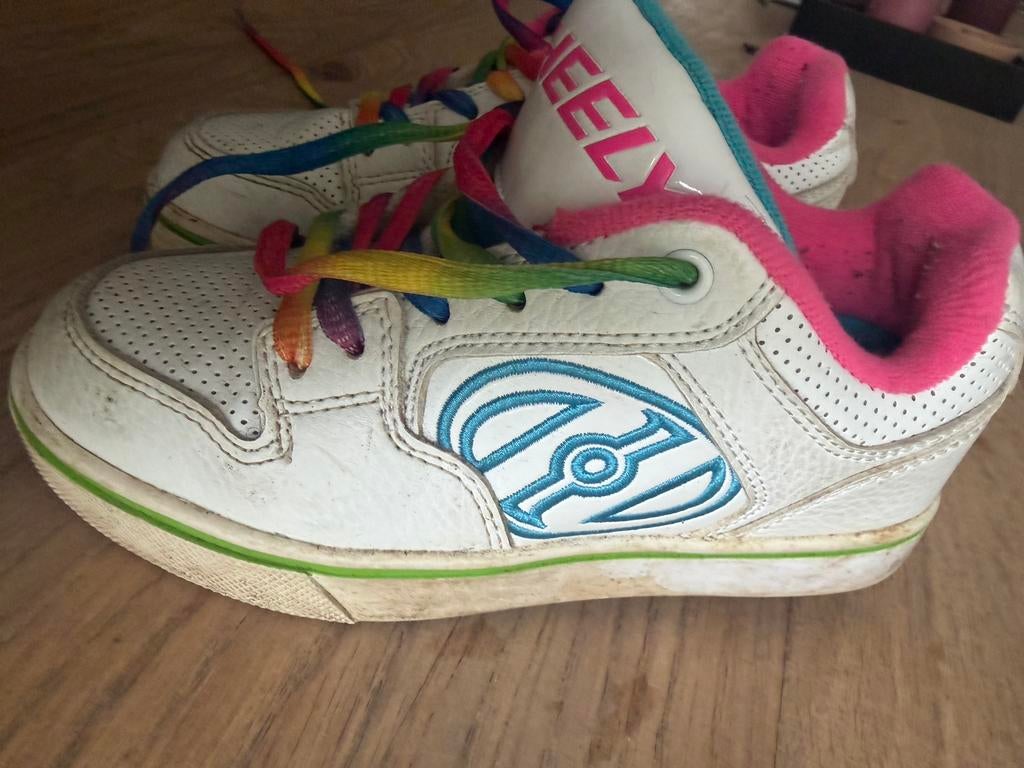 Heelys  rolschoenen wit met regenboogveters, Sport en Fitness, Loopsport en Atletiek, Zo goed als nieuw, Overige typen, Overige merken
