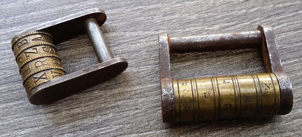 19 de eeuw Twee Stuks Hangslot Slotje met Letter Code, Ophalen of Verzenden