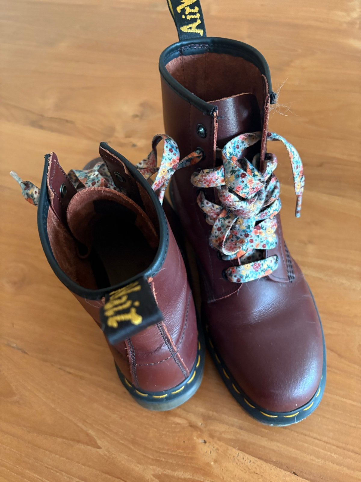 Dr Martens 1460 Veterlaarzen Kersenrood mt 40, Kleding | Dames, Ophalen of Verzenden, Gedragen, Rood, Lage of Enkellaarzen