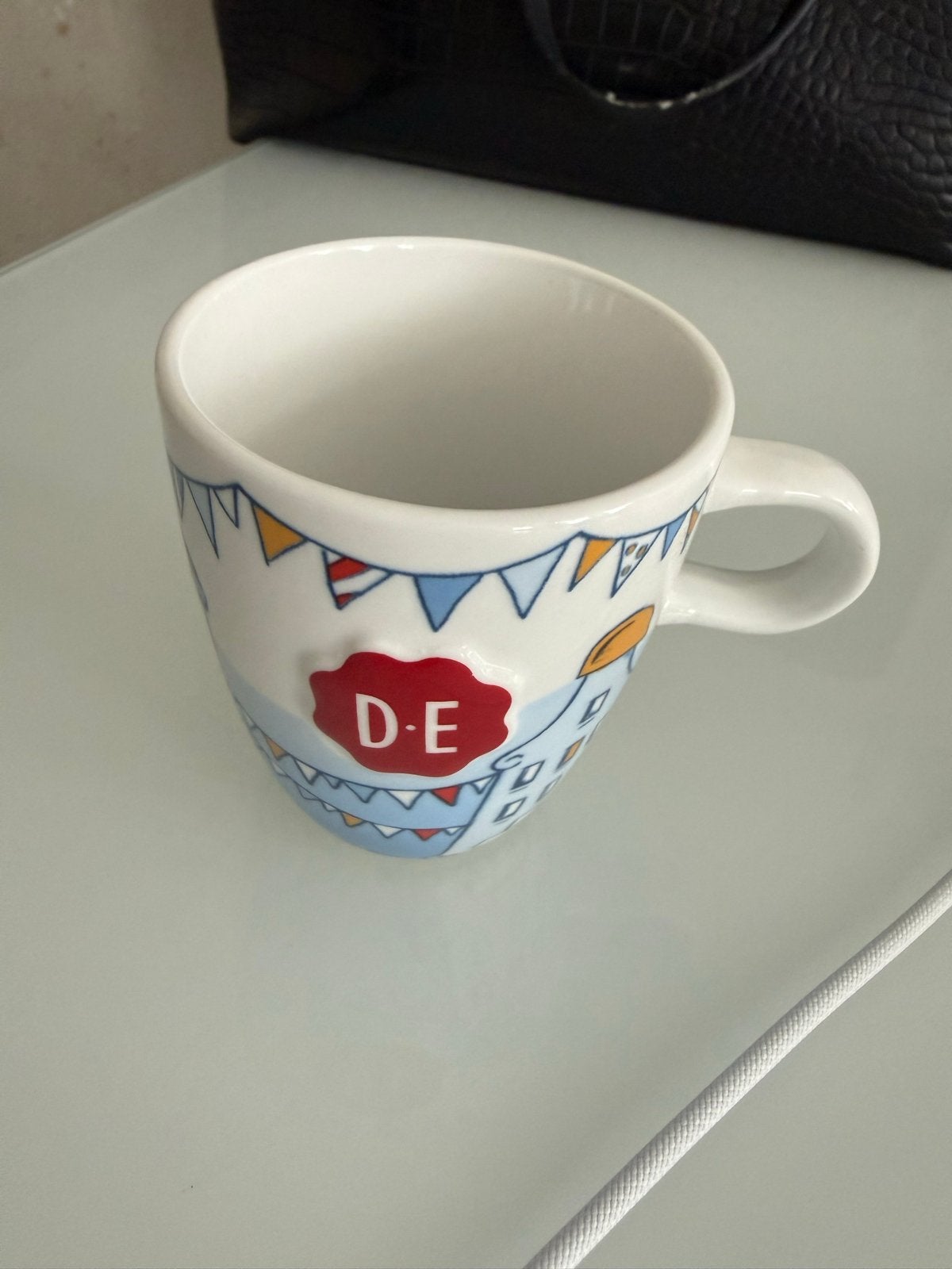 Mok met Amsterdamse grachtenpanden en vlaggetjes, Overige typen, Ophalen of Verzenden, Zo goed als nieuw, Steen/keramiek