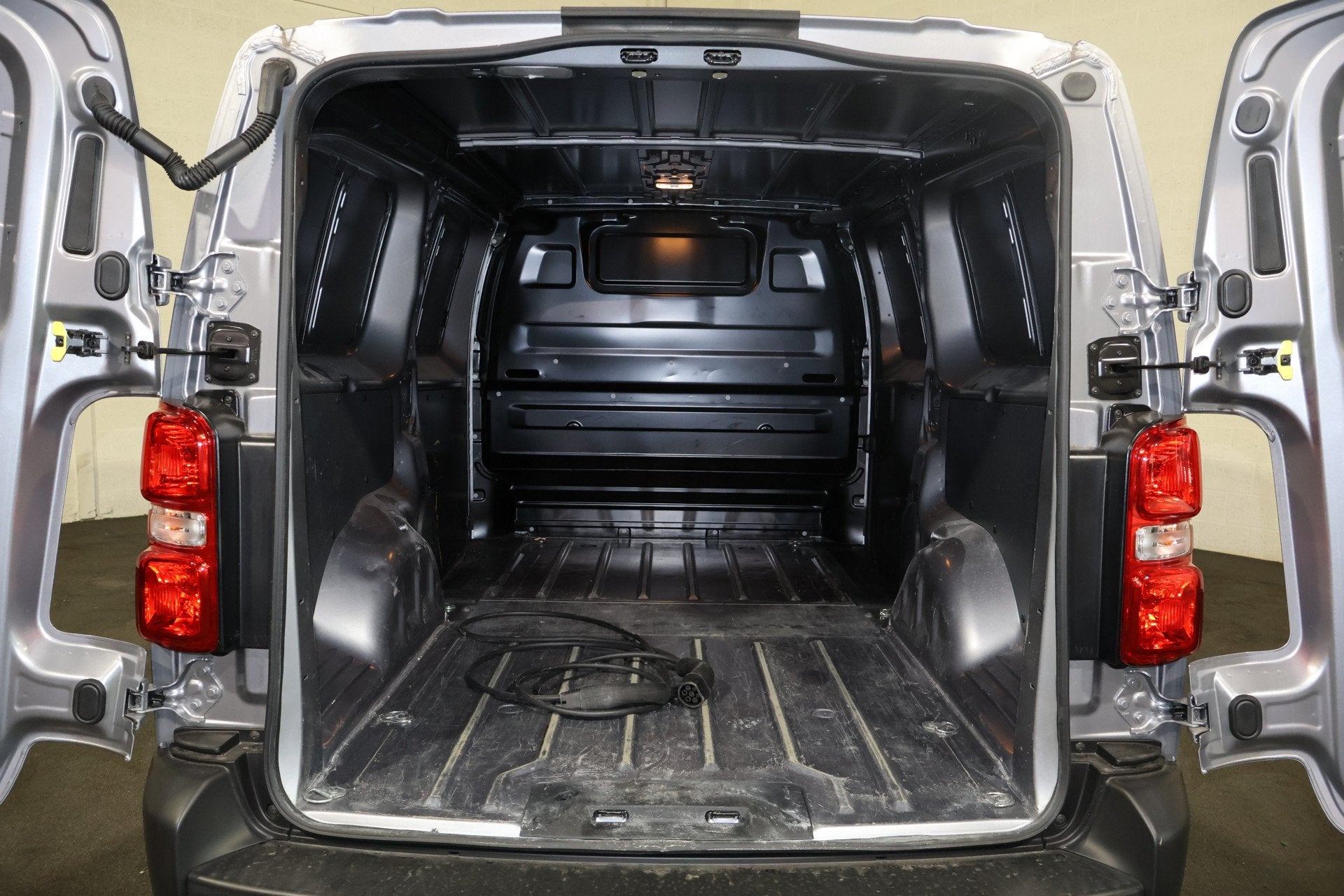 Opel Vivaro-e L3 75 kWh Airco Navigatie (bj 2025), Origineel Nederlands, 75 kWh, 2028 kg, Zilver of Grijs