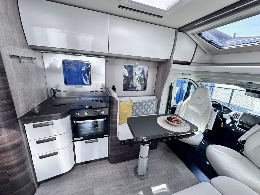 Laika L4009 DS 180 PK aut + enk bedden face/face ZO luxe!!, Caravans en Kamperen, Campers, Automaat, Ringverwarming, Fiat, Afzuigkap