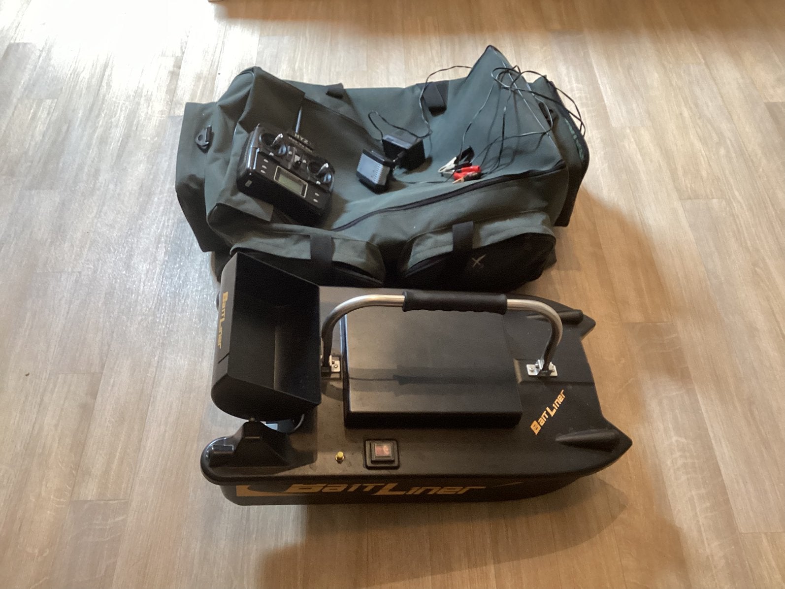 Weinig gebruikte bait liner voerboot,alleen ophalen, Ophalen, Zo goed als nieuw, Overige schalen, Auto offroad