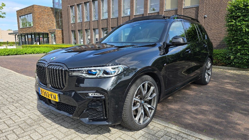 BMW X7 M50i 530pk Aut. 2022 Zwart, Auto's, BMW, Automaat, 4395 cc, 7 stoelen, Zwart