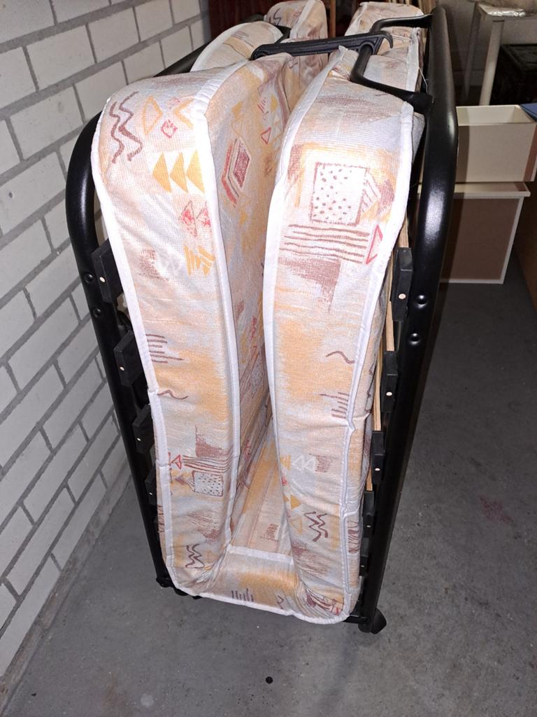 Logeerbed 180x80 cm op wieltjes met matras en hoes, Ophalen, Gebruikt, 190 cm of minder, 80 cm