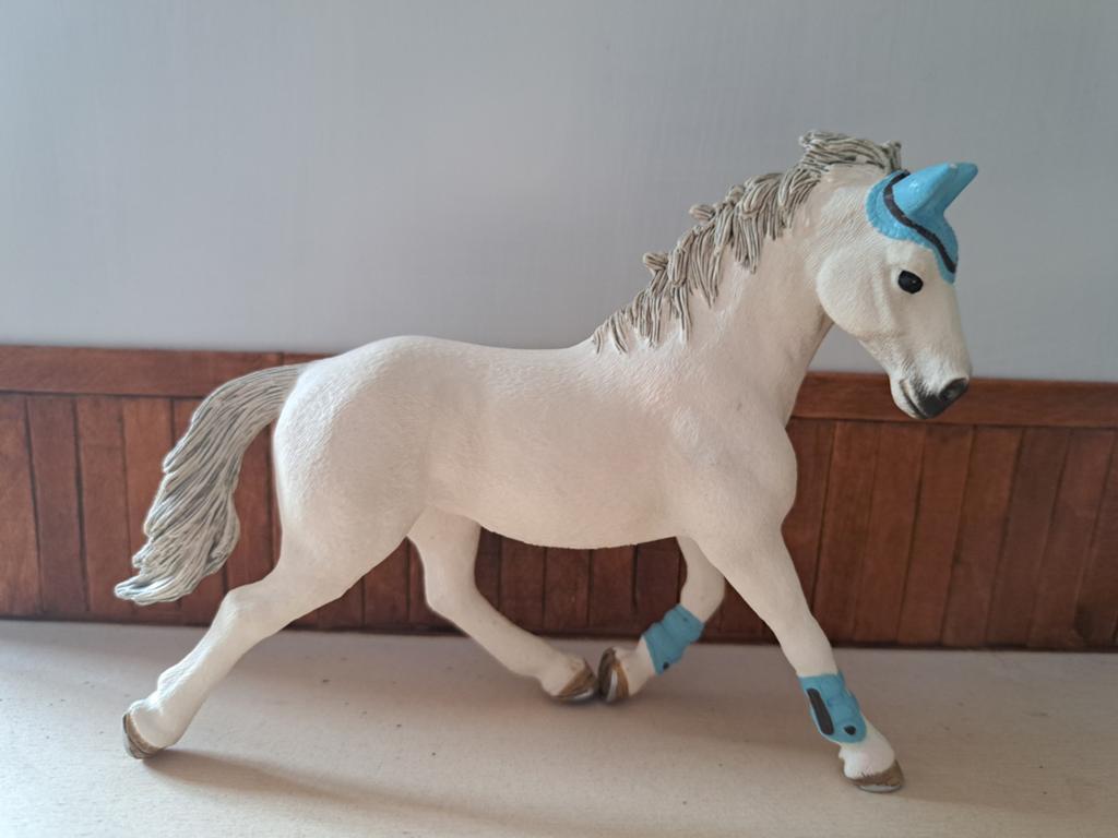 Schleich kwpn merrie, Ophalen of Verzenden, Zo goed als nieuw, Paard, Beeldje of Figuurtje