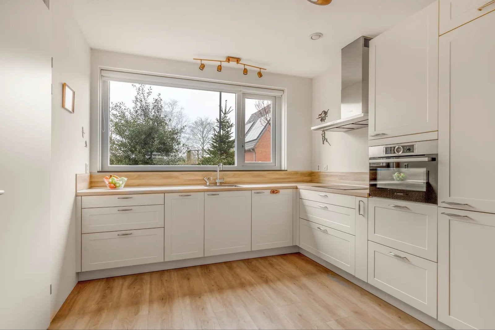 Nette witte keuken met Bosch en Siemens apparatuur., Ophalen, Wit, Hoekkeuken, Kunststof