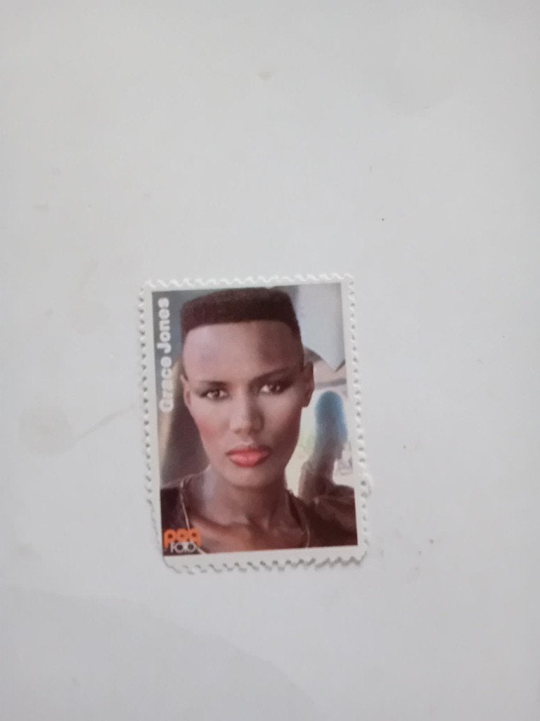 Grace Jones sluitzegel 1 Pop foto 4x3cm, Verzamelen, Ophalen of Verzenden, Gebruikt, Foto of Kaart