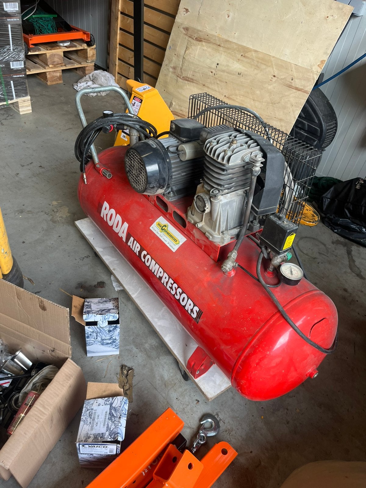 Roda compressor 150L, Doe-het-zelf en Verbouw, 100 liter of meer, Ophalen of Verzenden, Zo goed als nieuw, 200 tot 400 liter/min