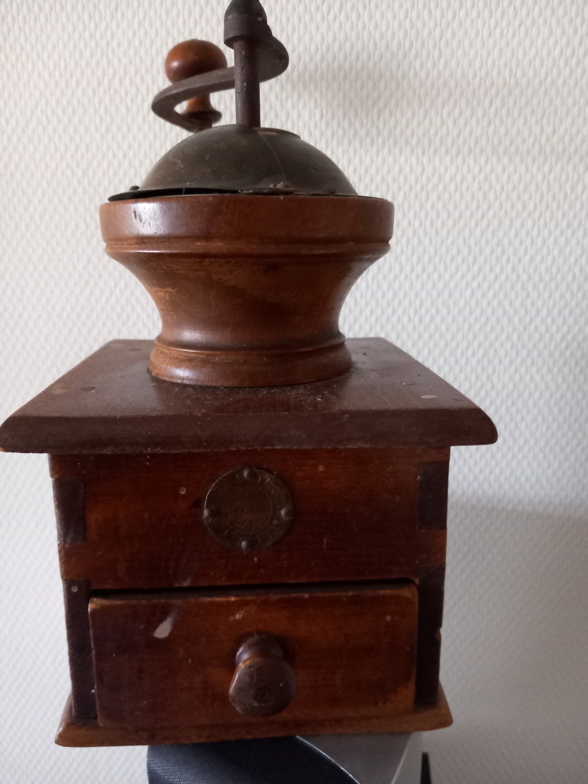 Antieke koffiemolen, Ophalen