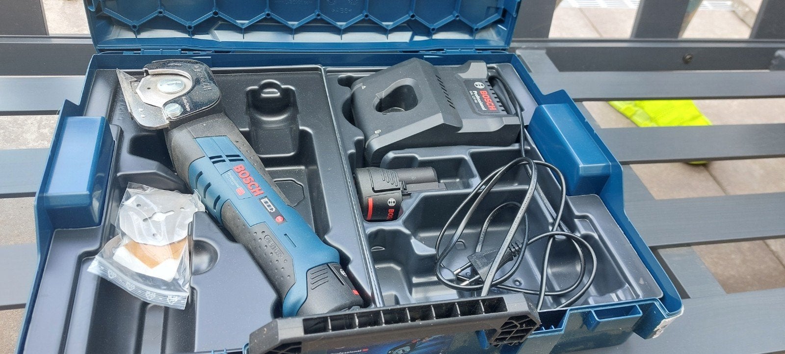 Bosch GUS 12V-300 Accu Universele Schaar met Accu en Lader, Ophalen of Verzenden, Zo goed als nieuw