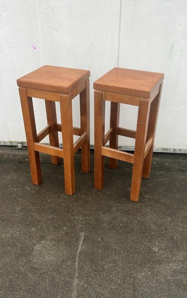 25 stuks oerdegelijk houten horeca cafe / kroeg barkrukken, Huis en Inrichting, Barkrukken, Ophalen, Met voetsteun, 60 tot 90 cm