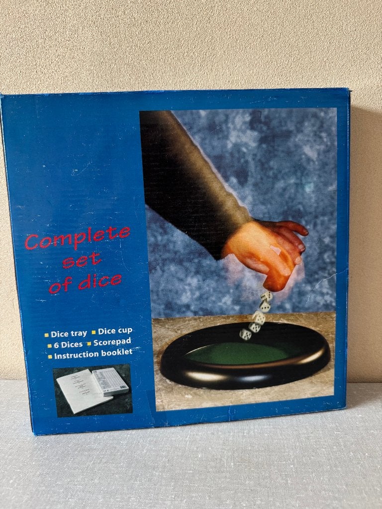 NIEUW in doos dobbel set dobbelpiste met Yahtzee scoreboek, Een of twee spelers, Ophalen of Verzenden, Nieuw