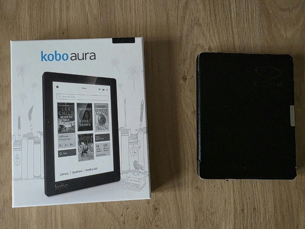 Kobo Aura e-reader met doos/hoes/kabel en 12.500 boeken, KOBO., Ophalen of Verzenden, Zo goed als nieuw, 16 GB of meer