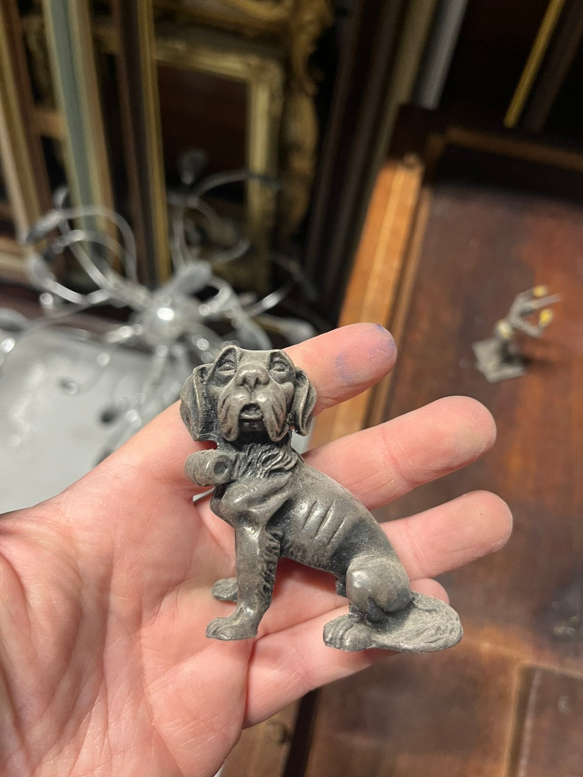 Bronzen miniatuurbeeldje van een zittende jachthond, Antiek en Kunst, Minder dan 20 cm, Ophalen of Verzenden, Beeld, Bruin