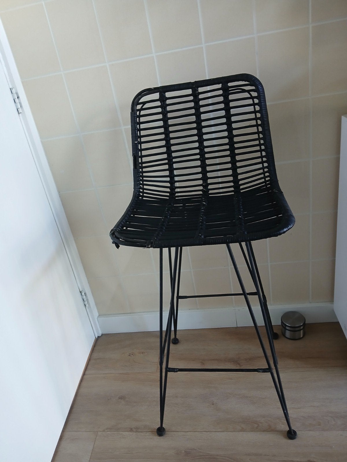 Zwarte rieten barkruk met metalen onderstel, Huis en Inrichting, Barkrukken, Ophalen, Metaal, Gebruikt, 90 cm of meer