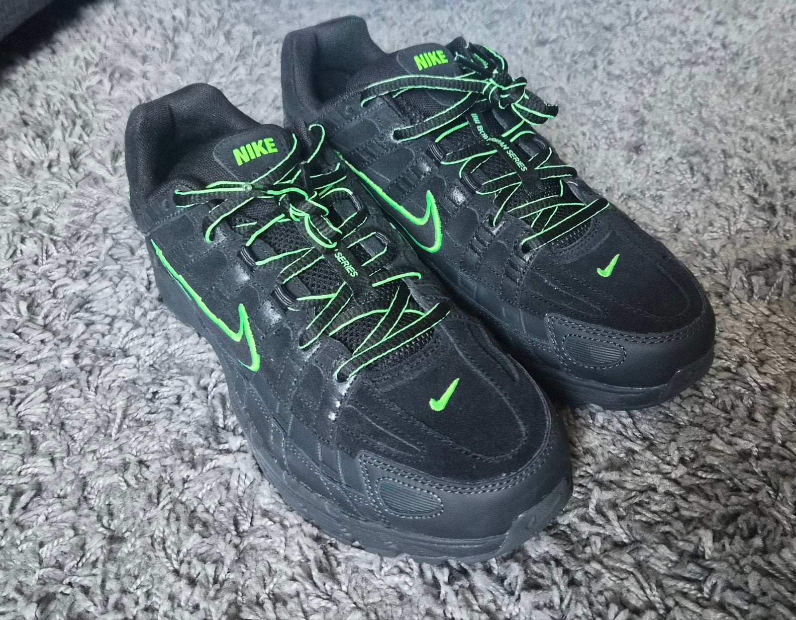 NIKE P-6000 Black/green strike EU 44.5, Ophalen of Verzenden, Nieuw
