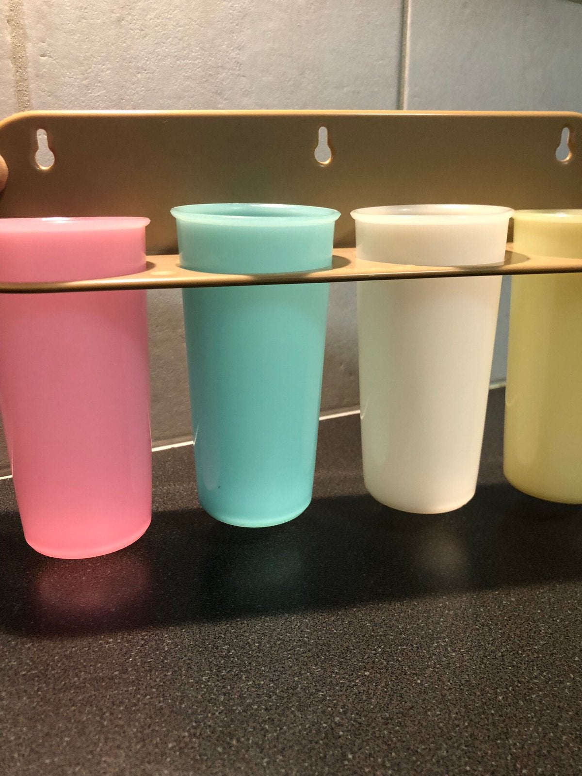Tupperware rekje met 4 kleurige bekers, Ophalen of Verzenden, Zo goed als nieuw