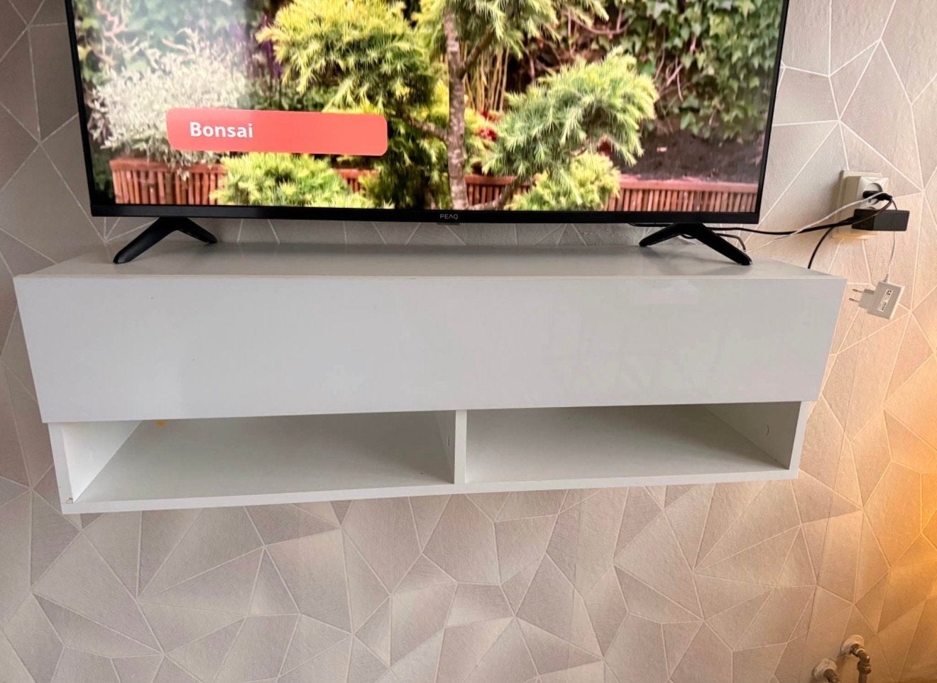 Zwevende Hoogglans Witte Wandkast / TV-meubel, Huis en Inrichting, Kasten | Televisiemeubels, Ophalen, Overige materialen, Gebruikt
