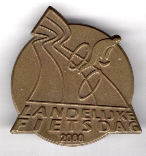 Landelijke fietsdag 2000 koper broche ( F_275), Verzamelen, Speldjes, Pins en Buttons, Verzenden, Nieuw, Transport, Speldje of Pin