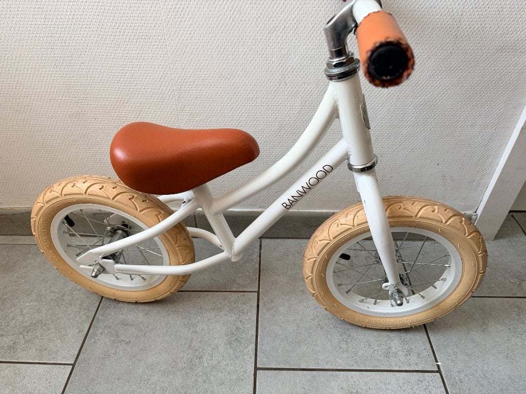 Banwood loopfiets - Wit met bruine accenten, Fietsen en Brommers, Ophalen, Gebruikt, Velgrem, Banwood