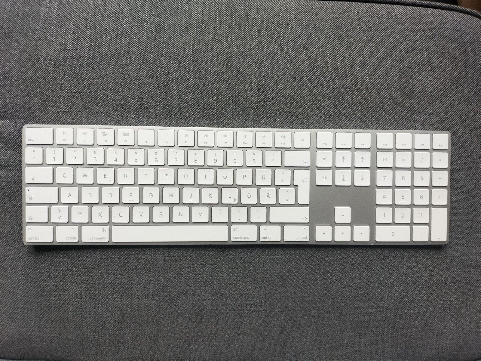 Apple Magic Keyboard met numeriek gedeelte (QWERTZ), Computers en Software, Toetsenborden, Oplaadbaar, Ophalen of Verzenden, Zo goed als nieuw